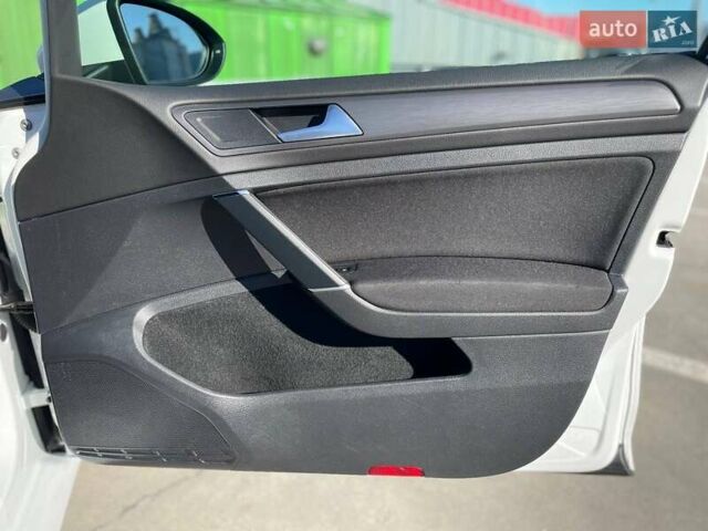 Белый Фольксваген e-Golf, объемом двигателя 0 л и пробегом 125 тыс. км за 13500 $, фото 25 на Automoto.ua