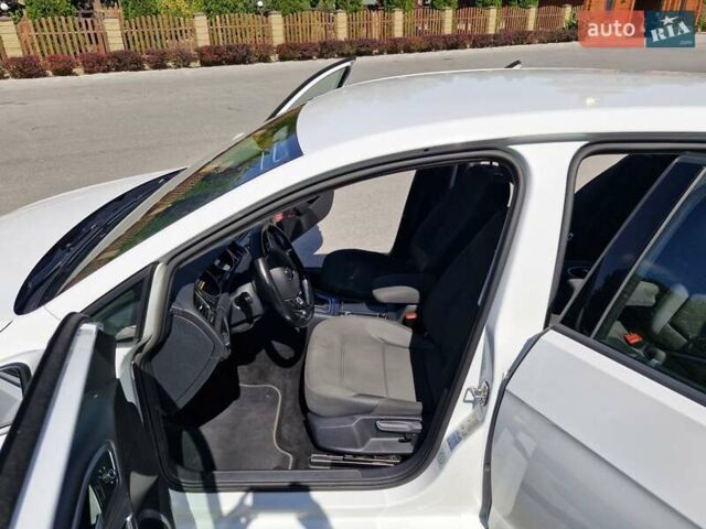 Белый Фольксваген e-Golf, объемом двигателя 0 л и пробегом 70 тыс. км за 14500 $, фото 19 на Automoto.ua