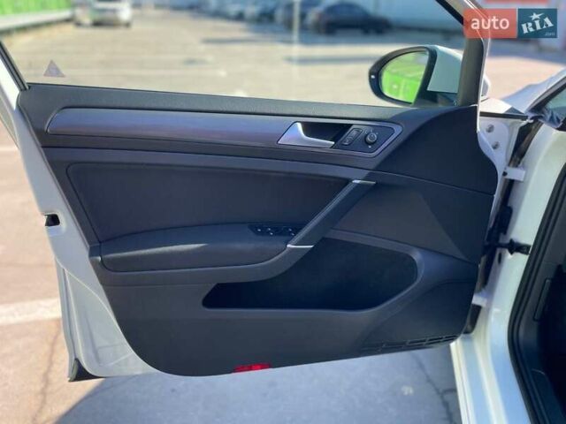 Белый Фольксваген e-Golf, объемом двигателя 0 л и пробегом 124 тыс. км за 13490 $, фото 15 на Automoto.ua