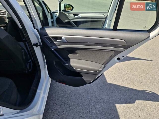 Белый Фольксваген e-Golf, объемом двигателя 0 л и пробегом 70 тыс. км за 14500 $, фото 26 на Automoto.ua