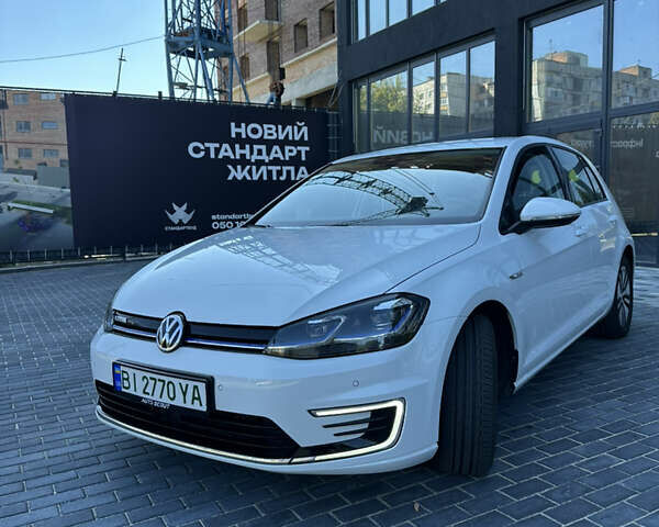 Белый Фольксваген e-Golf, объемом двигателя 0 л и пробегом 24 тыс. км за 15999 $, фото 2 на Automoto.ua