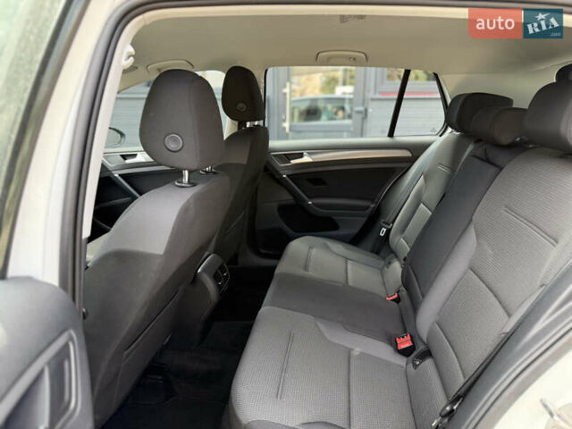 Белый Фольксваген e-Golf, объемом двигателя 0 л и пробегом 137 тыс. км за 13800 $, фото 15 на Automoto.ua