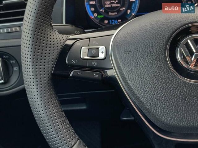 Белый Фольксваген e-Golf, объемом двигателя 0 л и пробегом 73 тыс. км за 13955 $, фото 42 на Automoto.ua