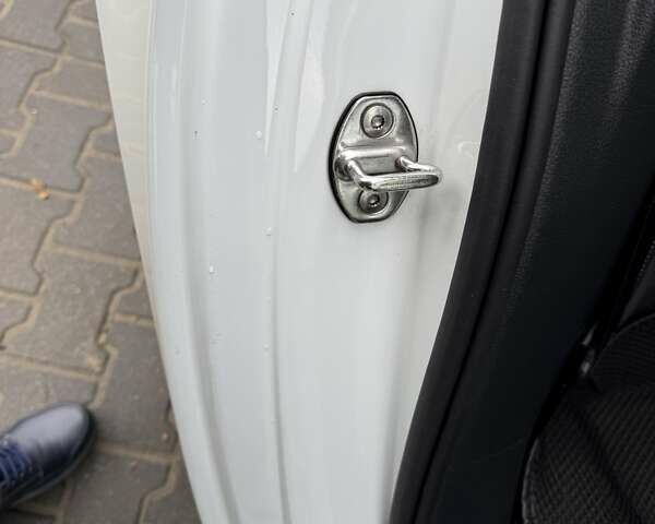 Белый Фольксваген e-Golf, объемом двигателя 0 л и пробегом 57 тыс. км за 15500 $, фото 7 на Automoto.ua