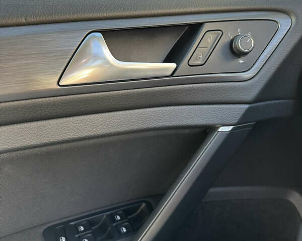 Белый Фольксваген e-Golf, объемом двигателя 0 л и пробегом 16 тыс. км за 16800 $, фото 10 на Automoto.ua