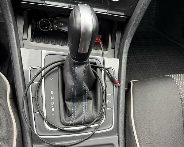 Белый Фольксваген e-Golf, объемом двигателя 0 л и пробегом 57 тыс. км за 15500 $, фото 18 на Automoto.ua