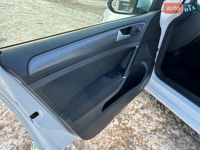 Белый Фольксваген e-Golf, объемом двигателя 0 л и пробегом 25 тыс. км за 14500 $, фото 13 на Automoto.ua