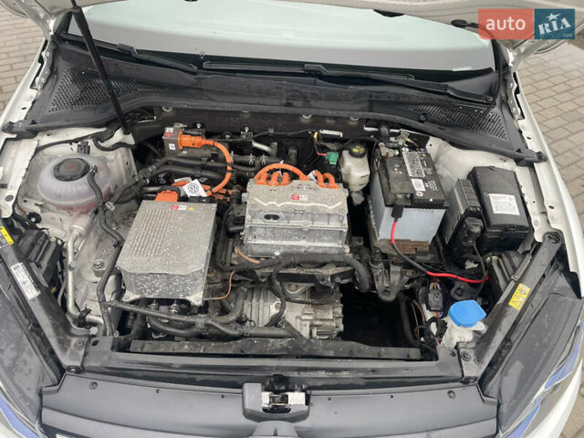 Білий Фольксваген e-Golf, об'ємом двигуна 0 л та пробігом 95 тис. км за 14950 $, фото 16 на Automoto.ua