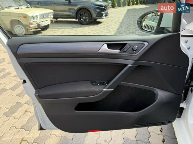 Белый Фольксваген e-Golf, объемом двигателя 0 л и пробегом 137 тыс. км за 13800 $, фото 13 на Automoto.ua