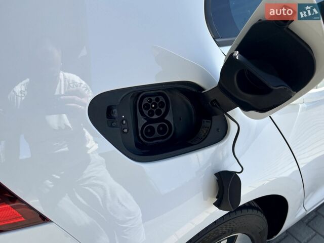 Білий Фольксваген e-Golf, об'ємом двигуна 0 л та пробігом 237 тис. км за 13450 $, фото 43 на Automoto.ua