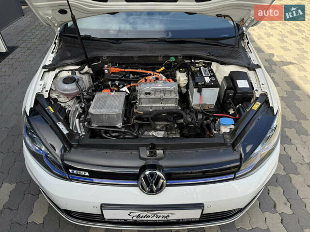 Белый Фольксваген e-Golf, объемом двигателя 0 л и пробегом 137 тыс. км за 13800 $, фото 21 на Automoto.ua