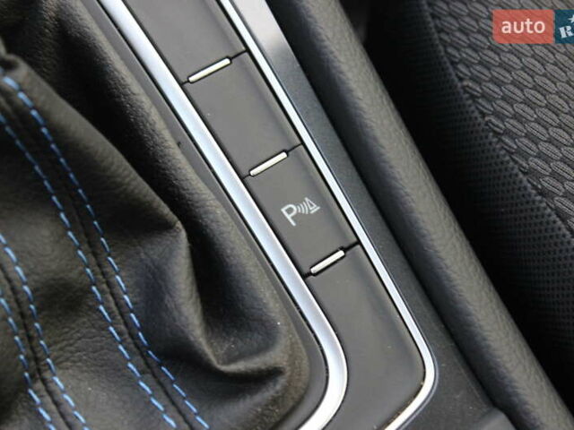 Белый Фольксваген e-Golf, объемом двигателя 0 л и пробегом 69 тыс. км за 13999 $, фото 36 на Automoto.ua