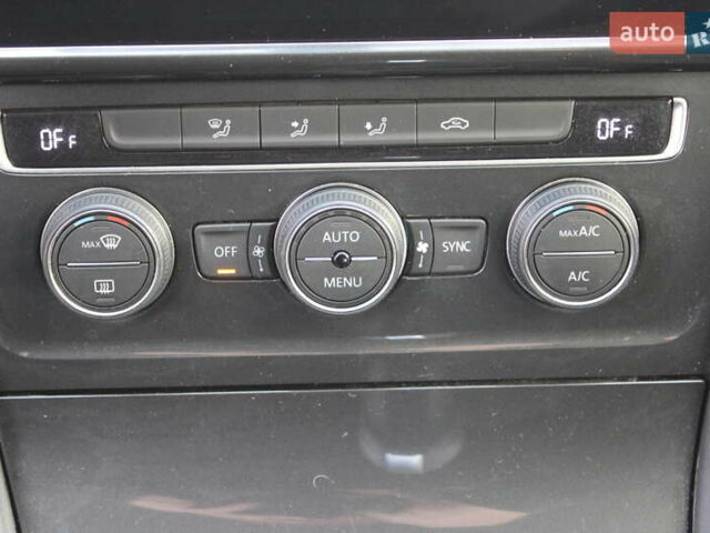 Белый Фольксваген e-Golf, объемом двигателя 0 л и пробегом 69 тыс. км за 13999 $, фото 38 на Automoto.ua