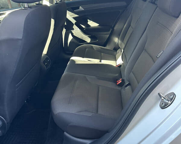 Белый Фольксваген e-Golf, объемом двигателя 0 л и пробегом 47 тыс. км за 15900 $, фото 15 на Automoto.ua