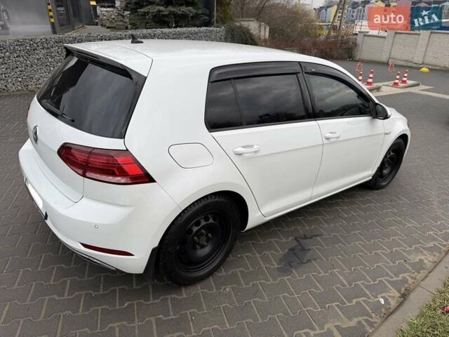Белый Фольксваген e-Golf, объемом двигателя 0 л и пробегом 57 тыс. км за 15500 $, фото 1 на Automoto.ua