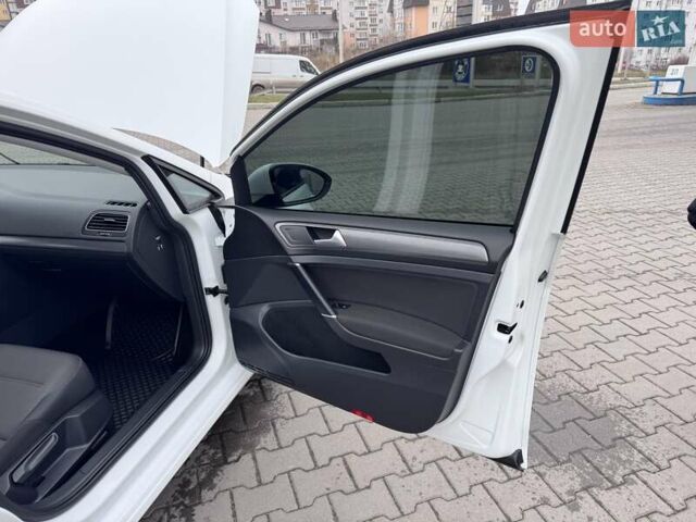 Белый Фольксваген e-Golf, объемом двигателя 0 л и пробегом 71 тыс. км за 12999 $, фото 26 на Automoto.ua
