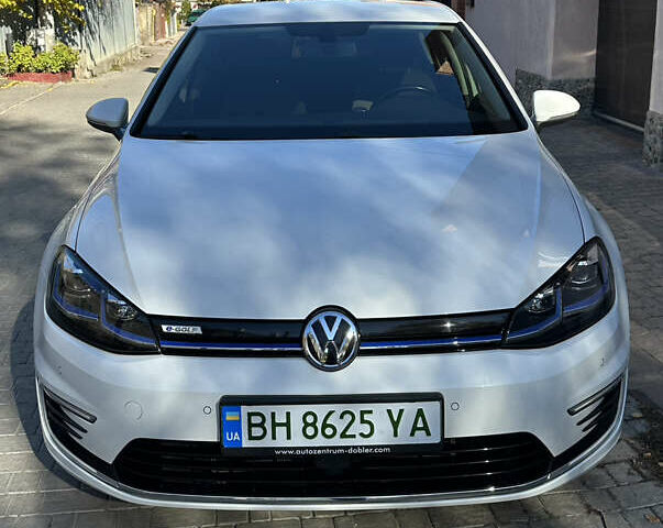 Белый Фольксваген e-Golf, объемом двигателя 0 л и пробегом 47 тыс. км за 15900 $, фото 5 на Automoto.ua