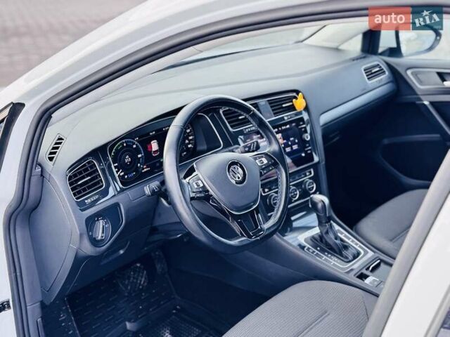 Белый Фольксваген e-Golf, объемом двигателя 0 л и пробегом 87 тыс. км за 12999 $, фото 30 на Automoto.ua