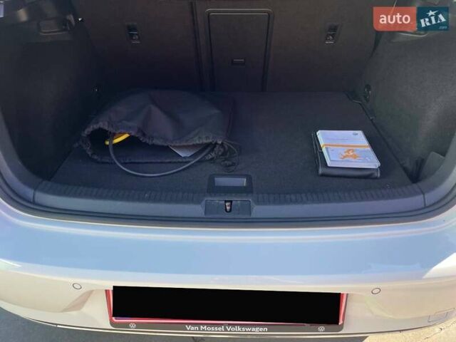 Белый Фольксваген e-Golf, объемом двигателя 0 л и пробегом 124 тыс. км за 13490 $, фото 24 на Automoto.ua