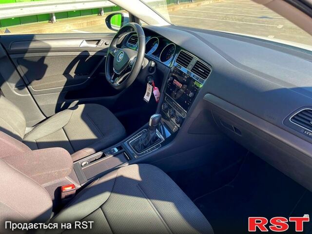 Белый Фольксваген e-Golf, объемом двигателя 100 л и пробегом 124 тыс. км за 13400 $, фото 8 на Automoto.ua