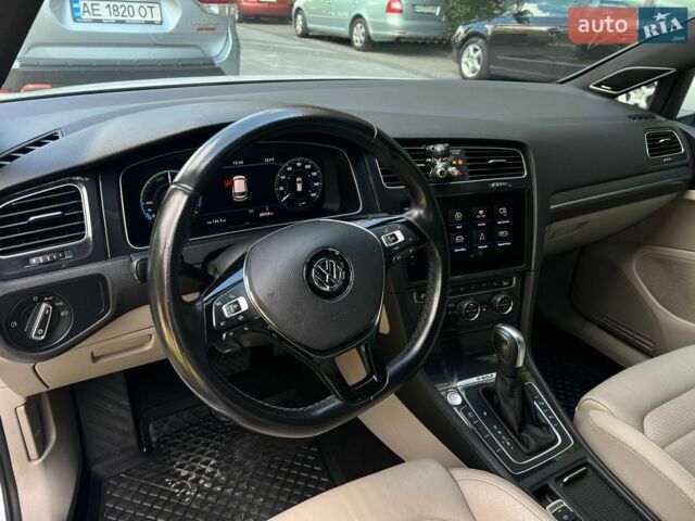 Білий Фольксваген e-Golf, об'ємом двигуна 0 л та пробігом 89 тис. км за 17800 $, фото 17 на Automoto.ua