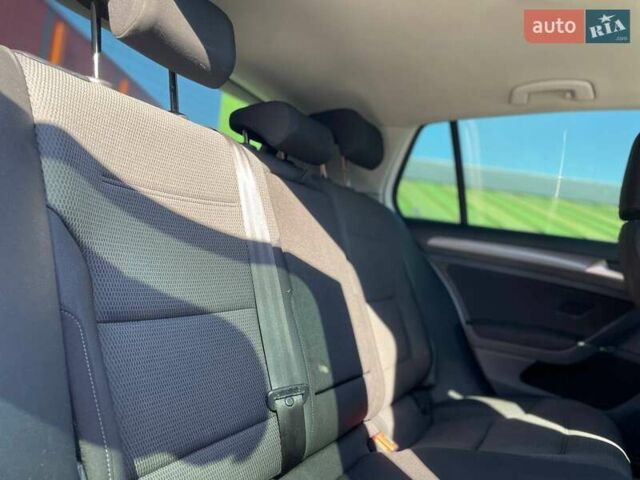 Белый Фольксваген e-Golf, объемом двигателя 0 л и пробегом 124 тыс. км за 13490 $, фото 27 на Automoto.ua