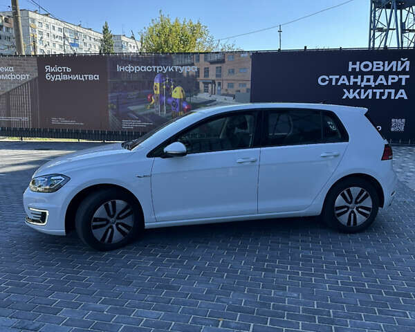Белый Фольксваген e-Golf, объемом двигателя 0 л и пробегом 24 тыс. км за 15999 $, фото 4 на Automoto.ua