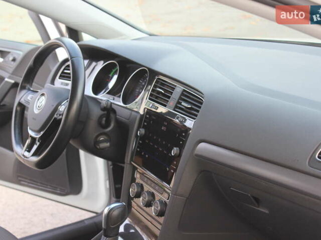 Белый Фольксваген e-Golf, объемом двигателя 0 л и пробегом 69 тыс. км за 13999 $, фото 29 на Automoto.ua