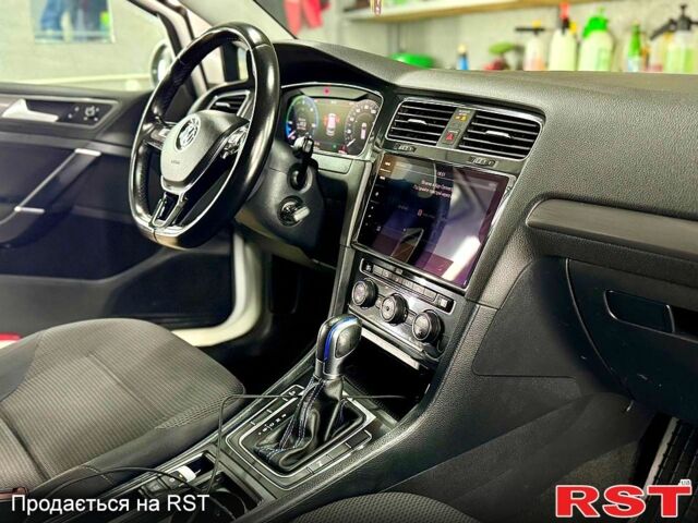Белый Фольксваген e-Golf, объемом двигателя 0 л и пробегом 96 тыс. км за 12200 $, фото 12 на Automoto.ua