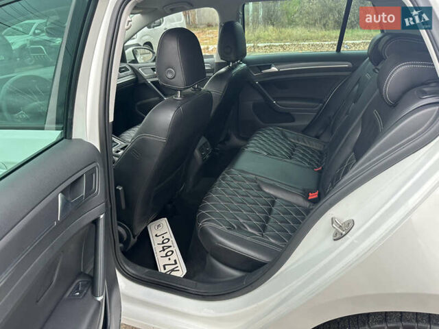 Белый Фольксваген e-Golf, объемом двигателя 0 л и пробегом 98 тыс. км за 16450 $, фото 17 на Automoto.ua