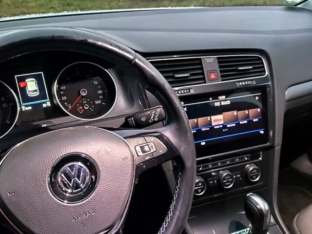 Белый Фольксваген e-Golf, объемом двигателя 0 л и пробегом 38 тыс. км за 14300 $, фото 8 на Automoto.ua