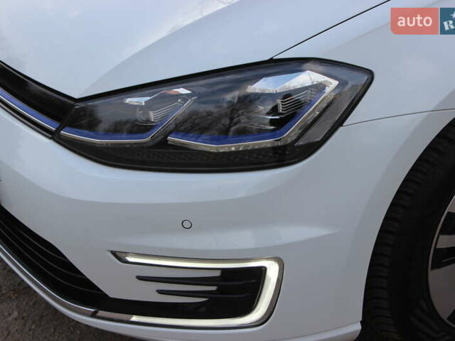 Белый Фольксваген e-Golf, объемом двигателя 0 л и пробегом 69 тыс. км за 13999 $, фото 14 на Automoto.ua