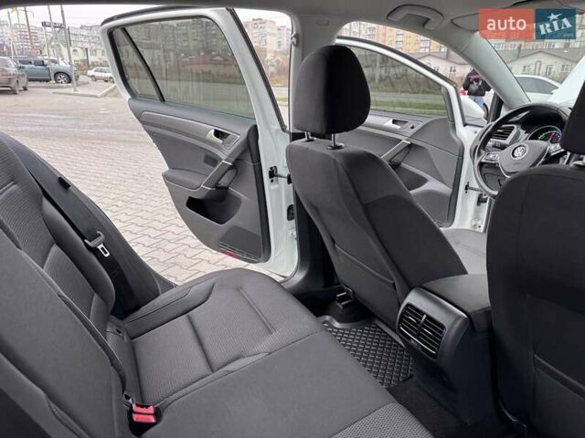Белый Фольксваген e-Golf, объемом двигателя 0 л и пробегом 71 тыс. км за 12999 $, фото 23 на Automoto.ua