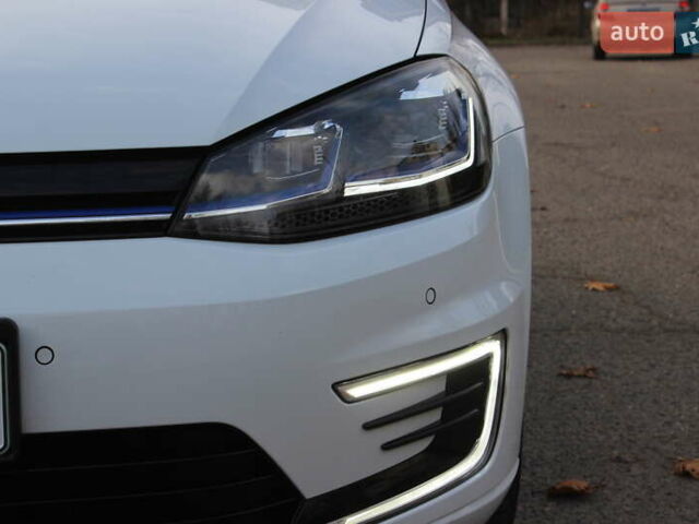 Белый Фольксваген e-Golf, объемом двигателя 0 л и пробегом 69 тыс. км за 13999 $, фото 21 на Automoto.ua