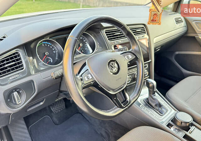 Белый Фольксваген e-Golf, объемом двигателя 0 л и пробегом 73 тыс. км за 17900 $, фото 39 на Automoto.ua