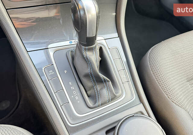 Белый Фольксваген e-Golf, объемом двигателя 0 л и пробегом 73 тыс. км за 17900 $, фото 45 на Automoto.ua