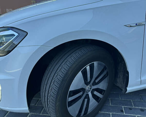 Белый Фольксваген e-Golf, объемом двигателя 0 л и пробегом 24 тыс. км за 15999 $, фото 3 на Automoto.ua
