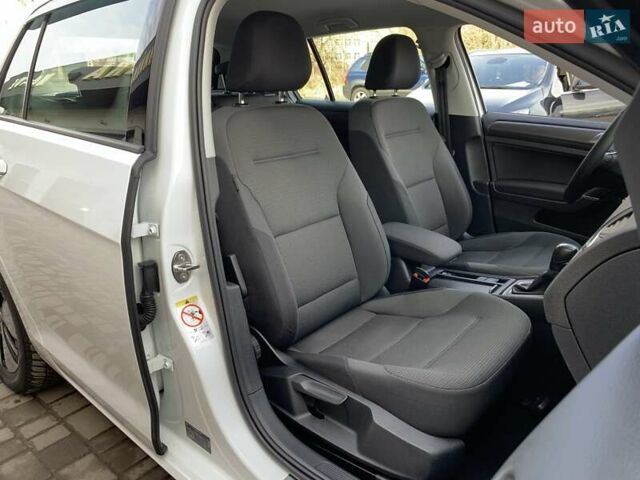Белый Фольксваген e-Golf, объемом двигателя 0 л и пробегом 73 тыс. км за 13955 $, фото 33 на Automoto.ua