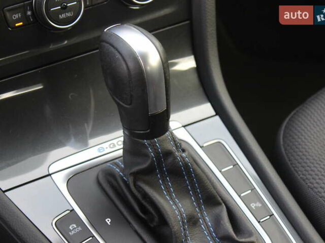 Белый Фольксваген e-Golf, объемом двигателя 0 л и пробегом 69 тыс. км за 13999 $, фото 37 на Automoto.ua