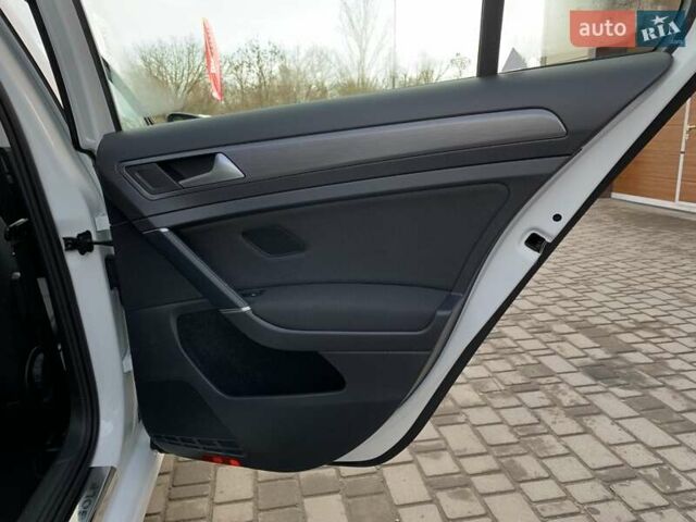 Белый Фольксваген e-Golf, объемом двигателя 0 л и пробегом 73 тыс. км за 13955 $, фото 28 на Automoto.ua