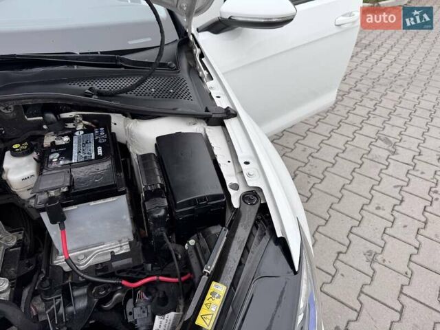 Белый Фольксваген e-Golf, объемом двигателя 0 л и пробегом 71 тыс. км за 12999 $, фото 31 на Automoto.ua