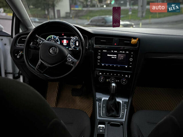 Білий Фольксваген e-Golf, об'ємом двигуна 0 л та пробігом 97 тис. км за 13999 $, фото 17 на Automoto.ua
