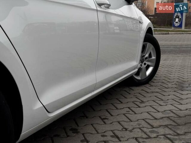 Белый Фольксваген e-Golf, объемом двигателя 0 л и пробегом 71 тыс. км за 12999 $, фото 11 на Automoto.ua