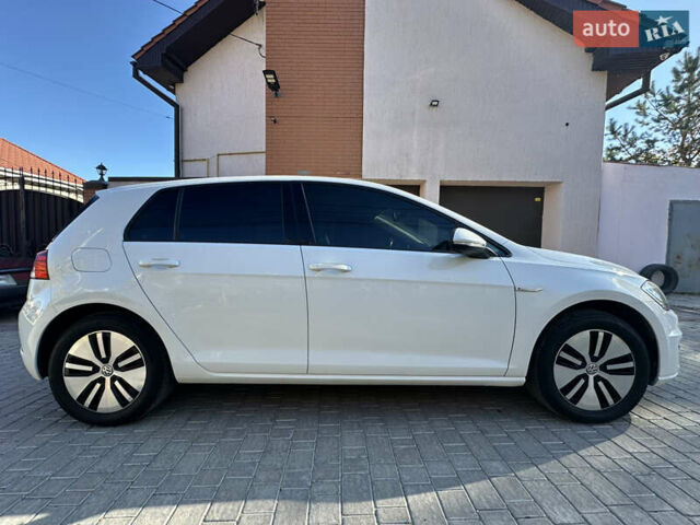 Белый Фольксваген e-Golf, объемом двигателя 0 л и пробегом 47 тыс. км за 15900 $, фото 2 на Automoto.ua
