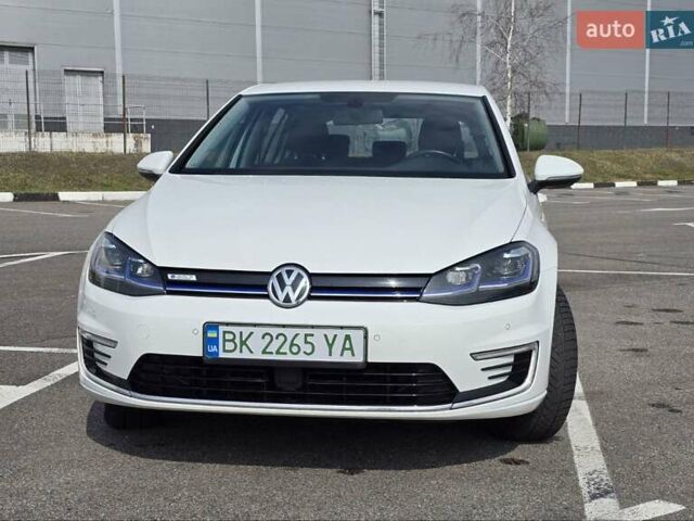 Белый Фольксваген e-Golf, объемом двигателя 0 л и пробегом 96 тыс. км за 14441 $, фото 19 на Automoto.ua