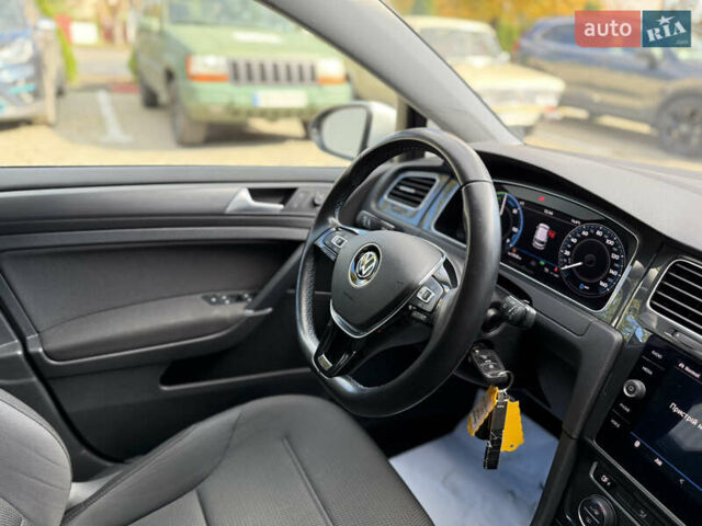 Белый Фольксваген e-Golf, объемом двигателя 0 л и пробегом 137 тыс. км за 13800 $, фото 19 на Automoto.ua