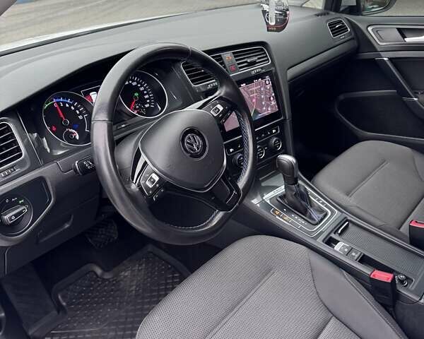 Белый Фольксваген e-Golf, объемом двигателя 0 л и пробегом 71 тыс. км за 12999 $, фото 29 на Automoto.ua