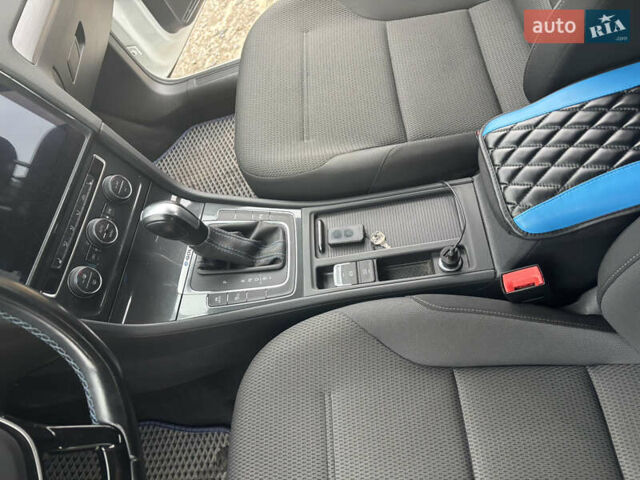 Белый Фольксваген e-Golf, объемом двигателя 0 л и пробегом 67 тыс. км за 16000 $, фото 7 на Automoto.ua
