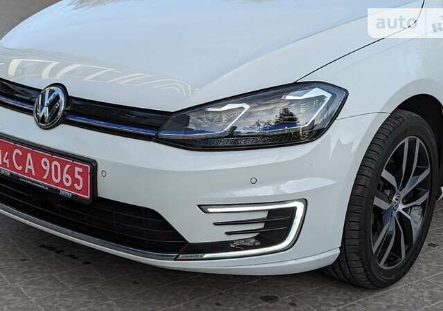 Білий Фольксваген e-Golf, об'ємом двигуна 0 л та пробігом 56 тис. км за 14950 $, фото 13 на Automoto.ua