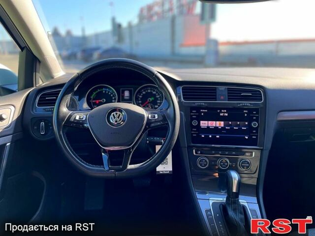 Белый Фольксваген e-Golf, объемом двигателя 100 л и пробегом 124 тыс. км за 13400 $, фото 5 на Automoto.ua